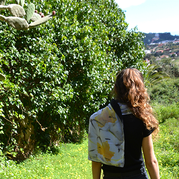 Bufanda negra y hojas naranjas - Tenerife